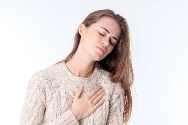 Молодая девушка с болезнью сердца — стоковое фото