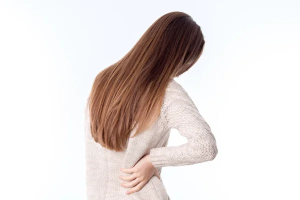 Κορίτσι με μακριά μαλλιά διατηρείται στην πλευρά της απομονωθεί σε λευκό φόντο — Φωτογραφία Αρχείου