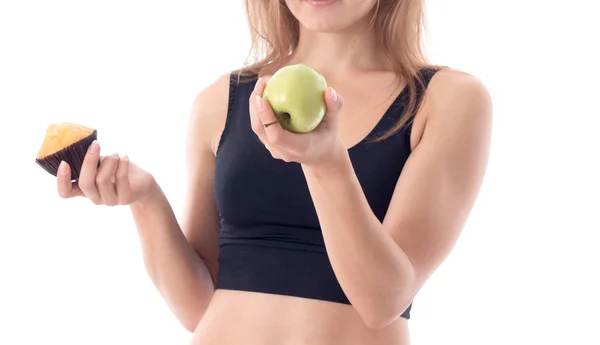 Chica en negro superior muestra manzana y pastel de primer plano — Foto de Stock