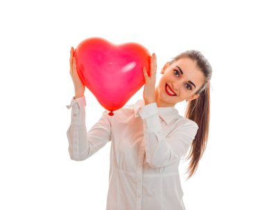 sevimli genç kız gülümseyerek ve büyük bir kalp şeklinde balon tutan gömlekli