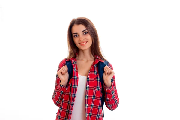 Cute młoda dziewczyna w koszuli uśmiecha i gospodarstwa teczki na ramionach — Zdjęcie stockowe