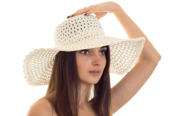 Retrato de uma menina atraente em um chapéu com uma borda grande que olha para isolado no fundo branco — Fotografia de Stock