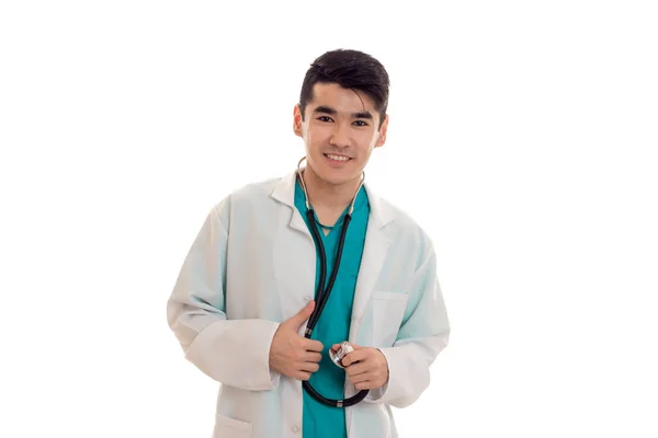 Jeune médecin attrayant en uniforme bleu avec stéthoscope sur son cou isolé sur fond blanc — Photo