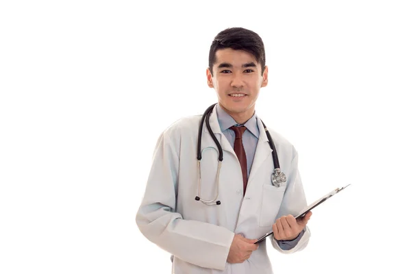 Giovane bel dottore in uniforme blu con stetoscopio sul collo sorridente sulla macchina fotografica isolata su sfondo bianco — Foto Stock