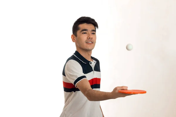 Портрет молодого спортсмена, який практикує настільний теніс в уніформі в студії — стокове фото
