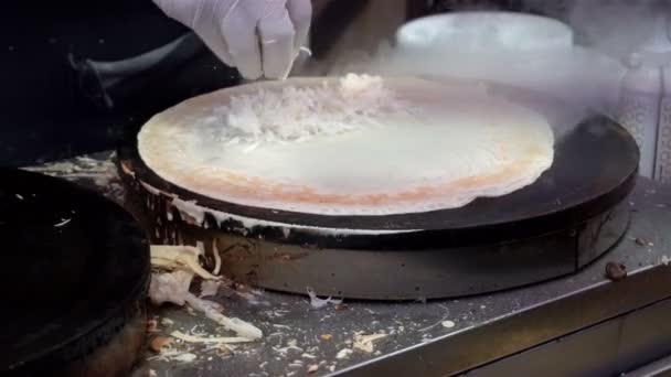 Panekuk panas dimasak dalam panci — Stok Video
