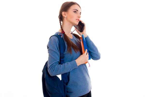 Junges Mädchen in blauer Jacke mit Aktentasche und Handy — Stockfoto