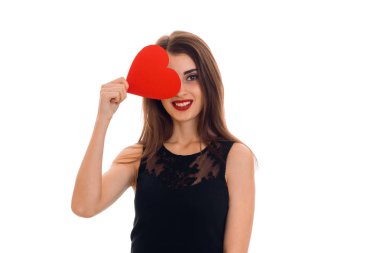 siyah elbiseli çekici kız gülümsüyor ve top kırmızı kalp gözlerini yakın tutar