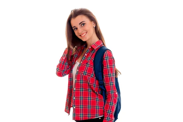 Giovane bella ragazza in camicia scozzese guarda nella fotocamera e sorridente — Foto Stock