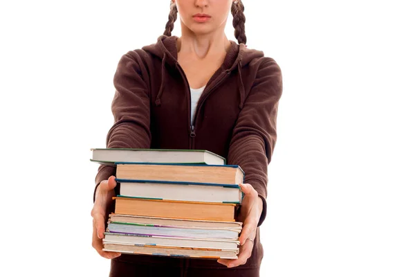 Teen ragazza con le trecce si estende in avanti molti libri isolati su sfondo bianco — Foto Stock