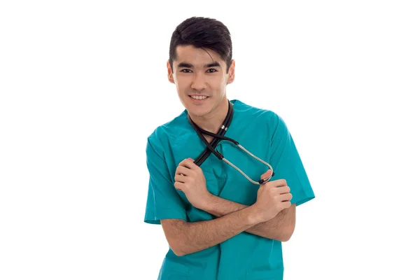 흰색 배경에 고립 된 카메라에 손을 그의 목 및 쳐다 보고 청진 기를 들고 파란 양복에 젊은 의사 — 스톡 사진