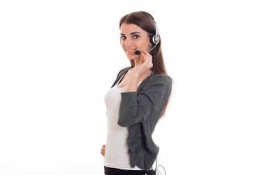 gri ceketli genç kız yan duruyor ve el mikrofon kulaklık ile devam ediyor,