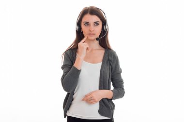 Dış görev ve kulaklıklar için dinleme t-shirt ve gri ceketli düşünceli genç kız görünüyor