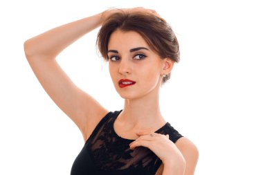 Saç için elini kaldırdı dudaklarında kırmızı ruj ile büyüleyici bir genç kız portresi