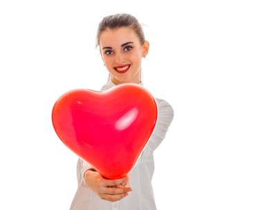 genç kız büyük bir balon bir kalp şeklinde tutan bir beyaz gömlek gülümseyen