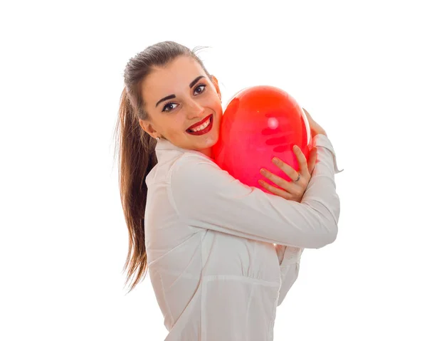 Młoda dziewczyna uśmiechający się trzyma duży balon w kształcie serca — Zdjęcie stockowe