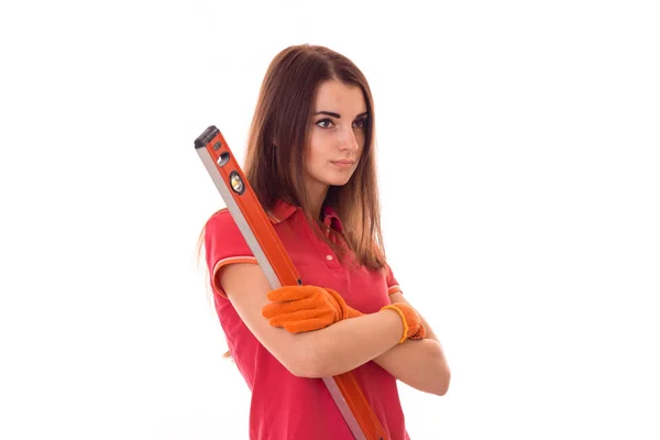 Joven hermosa chica sosteniendo una herramienta para la reparación y mira hacia — Foto de Stock