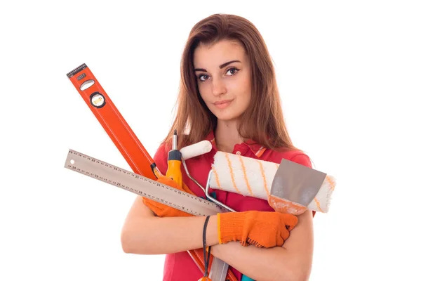 Młoda piękna dziewczyna trzyma narzędzia do naprawy i patrzy w kamerę — Zdjęcie stockowe