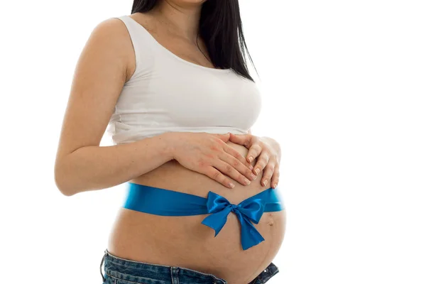 Il tronco della giovane donna incinta con il nastro blu primo piano — Foto Stock