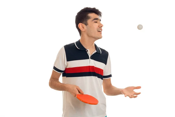 Jonge kerel op zoek naar de kant en het houden van een tennisracket — Stockfoto
