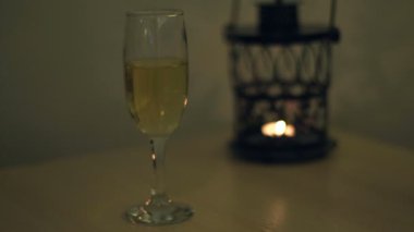 Şampanya tablo ve bir mum yakar