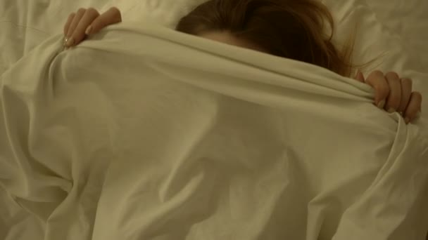 Szép szőke, piros fehérnemű a smink fehér ágy portréja — Stock videók
