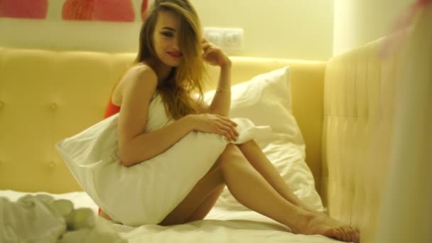 molodie-blondinki-v-belom-nizhnem-bele-porno-onlayn-pozi-seksa