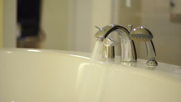 Primo piano dei flussi di acqua calda dal rubinetto in bagno — Video Stock