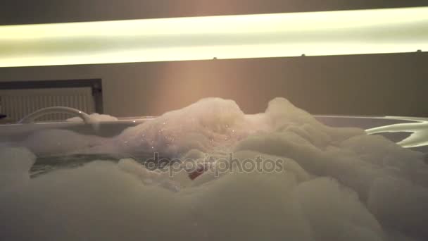 女性的腿在泡沫在家里洗热水澡 — 图库视频影像
