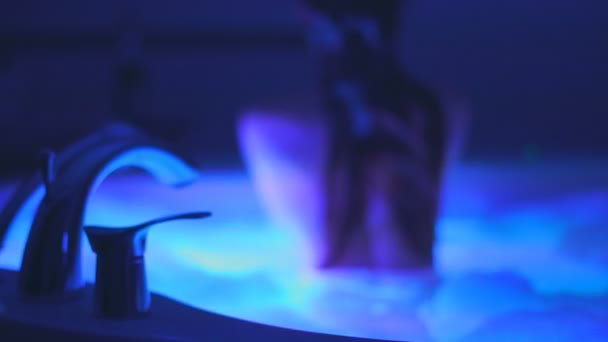 Smal kvinna ta ett bad med skum — Stockvideo