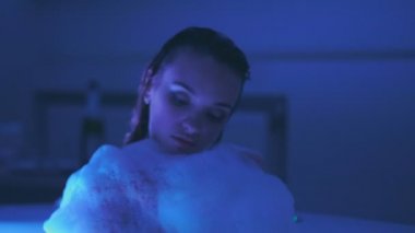 genç kadını kabul köpük ve rahatlatıcı banyo