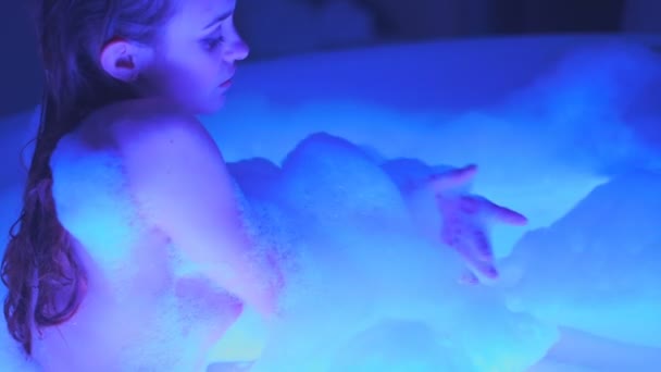 아름 다운 젊은 여자 거품와 편안한 목욕 — 비디오