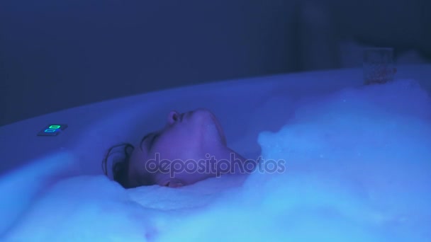 Giovane donna fare un bagno con schiuma e relax — Video Stock