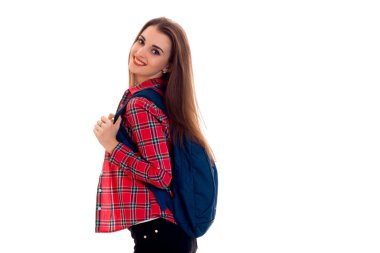 yana doğru ve gülümseyen genç sevimli kız bir ekose gömlekli ve arkasında bir evrak çantası ile standları