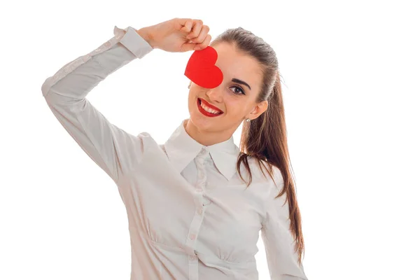 Menina bonita em camisa branca e batom vermelho nos lábios olhando para a câmera sorrindo e segurando um cartão postal — Fotografia de Stock