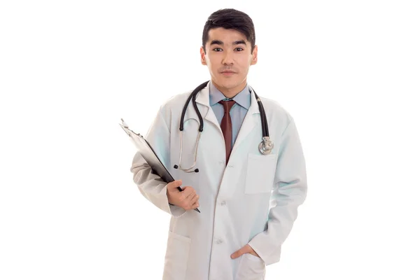Egy fiatal orvos, a gazdaság a tabletta a értékpapírok sztetoszkóppal fehér laborköpeny — Stock Fotó