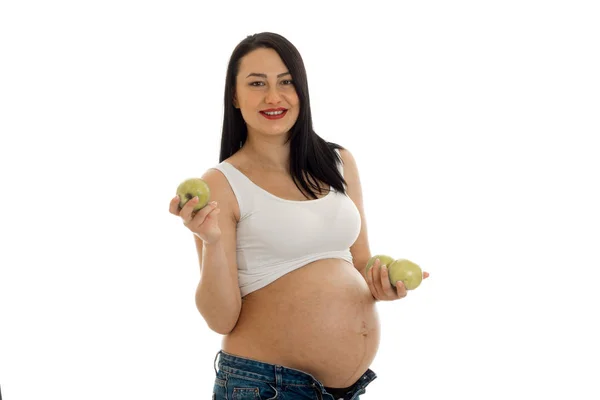 Beautiful young pregnant woman holding apples and smiling — Stock Photo, Image