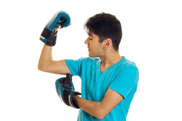Junger Mann steht seitlich in Boxhandschuhen — Stockfoto