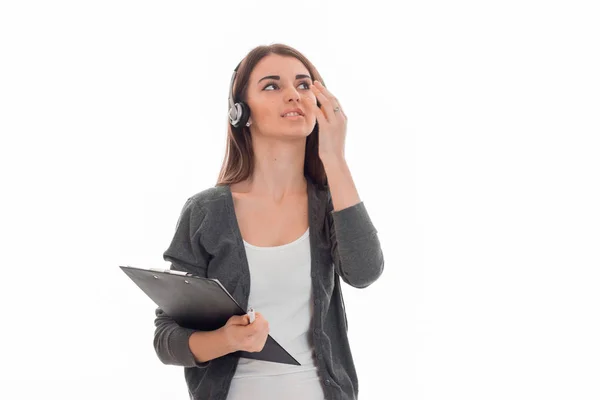 Giovane donna d'affari bruna con cuffie e microfono posa isolata su sfondo bianco — Foto Stock
