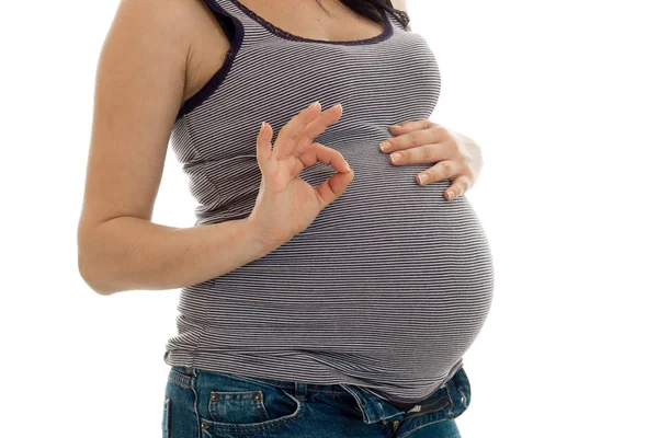Büyük göbek beyaz arka plan üzerinde izole poz içinde hamile esmer kız — Stok fotoğraf