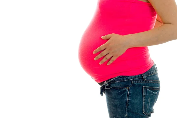 Primer plano de chica morena embarazada en gran vientre posando aislado sobre fondo blanco — Foto de Stock