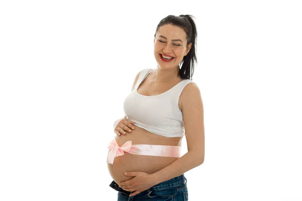 Büyük göbek beyaz arka plan üzerinde izole poz içinde mutlu hamile esmer kız — Stok fotoğraf