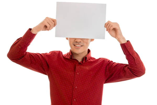 Modelo masculino engraçado na camisa vermelha posando com cartaz vazio isolado no fundo branco — Fotografia de Stock