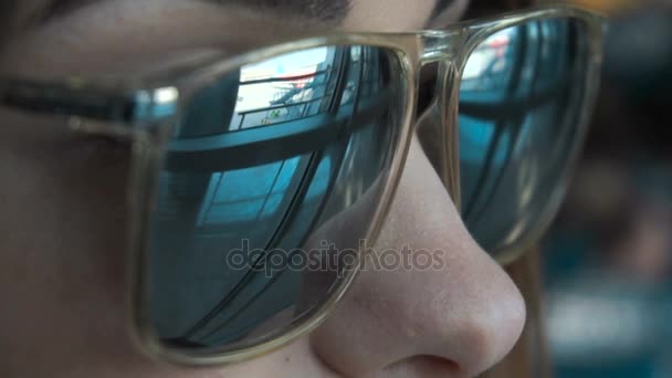 Junges hübsches Mädchen mit Sonnenbrille blickt auf die Flugzeuge am Flughafen — Stockvideo