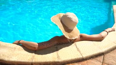 güneşlenme ve yüzme hasır şapkalı kadın