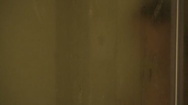 seksi genç kadını kabul misted gözlük arkasında duş