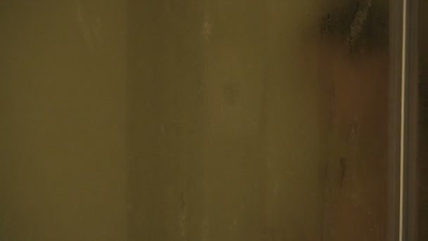 Sexy junge Frau unter der Dusche hinter der nebligen Brille — Stockvideo