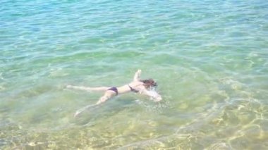 Ona yalan bir genç kız denizde mide ve onların ayak ve el su taşımak