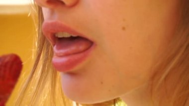 doğal güzel dudaklı seksi genç kız çilek yakın çekim bir parça ısırıkları