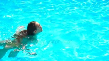 güzel genç kız ıslak saçlı ve mavi bir havuzda yüzen gözlük